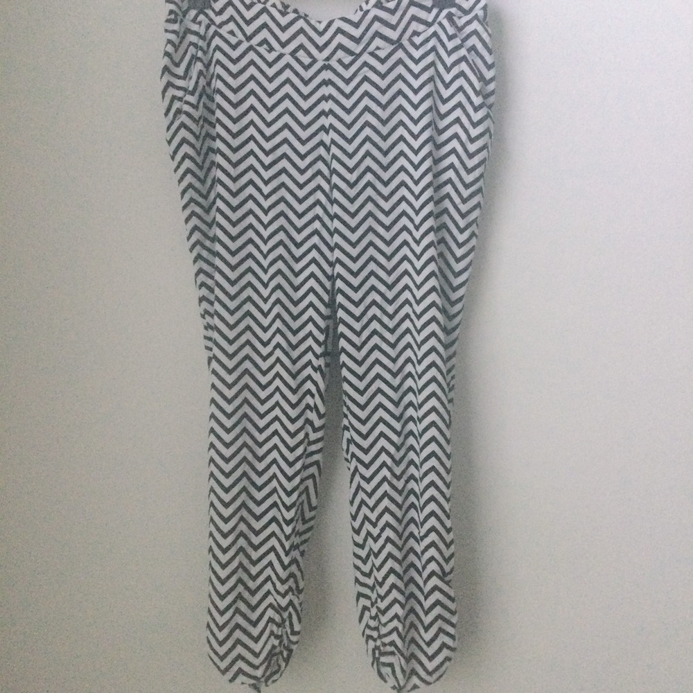 💥 SALE 2/$15 TORRID Black & White Chevron Pegged Ankle Pant with Pockets Size 1